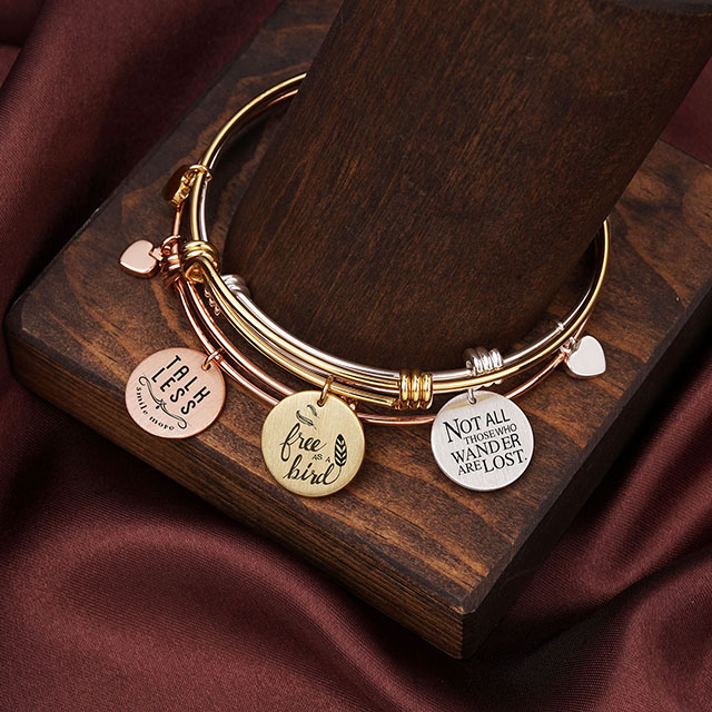 Individuell graviertes Münzarmband mit Charms, verstellbares Armband