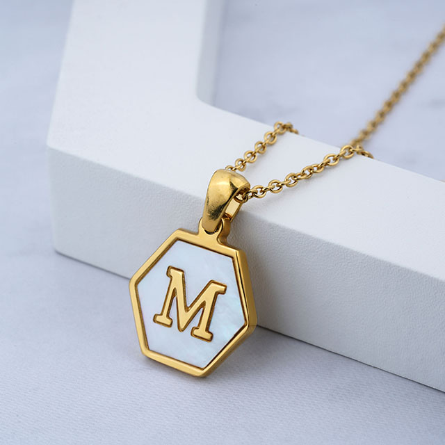Modischer, exquisiter Edelstahl-Anhänger mit weißer Muschel und 26 englischen Buchstaben, Schmuck, Geschenk