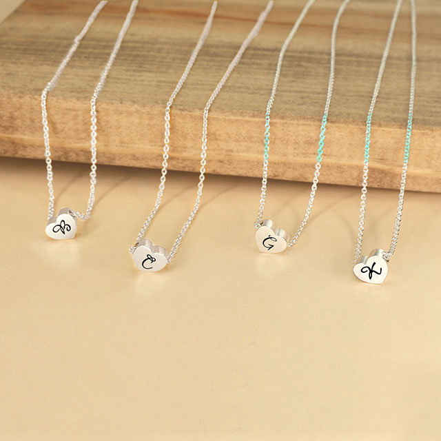 Winzige Initial-Herz-Halskette für Frauen, versilberte AZ-Alphabet-Buchstaben-Halskette, zierliche Herz-Choker-Anhänger-Halskette 