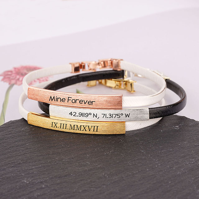Personalisierte Lederarmbänder für Damen. Stabarmbänder mit individueller Namensgravur