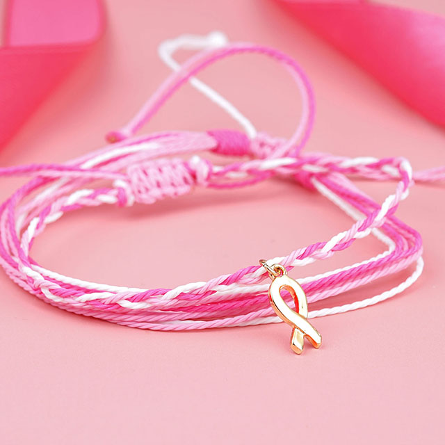 Rosafarbenes Schleifenband-Armband zur Aufklärung über Brustkrebs. Geschenke für Frauenliebe