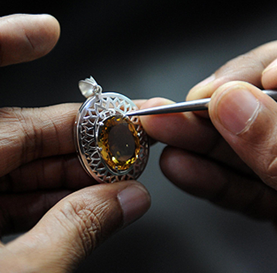 Wie kann man mit Herstellern von kundenspezifischem Schmuck zusammenarbeiten?