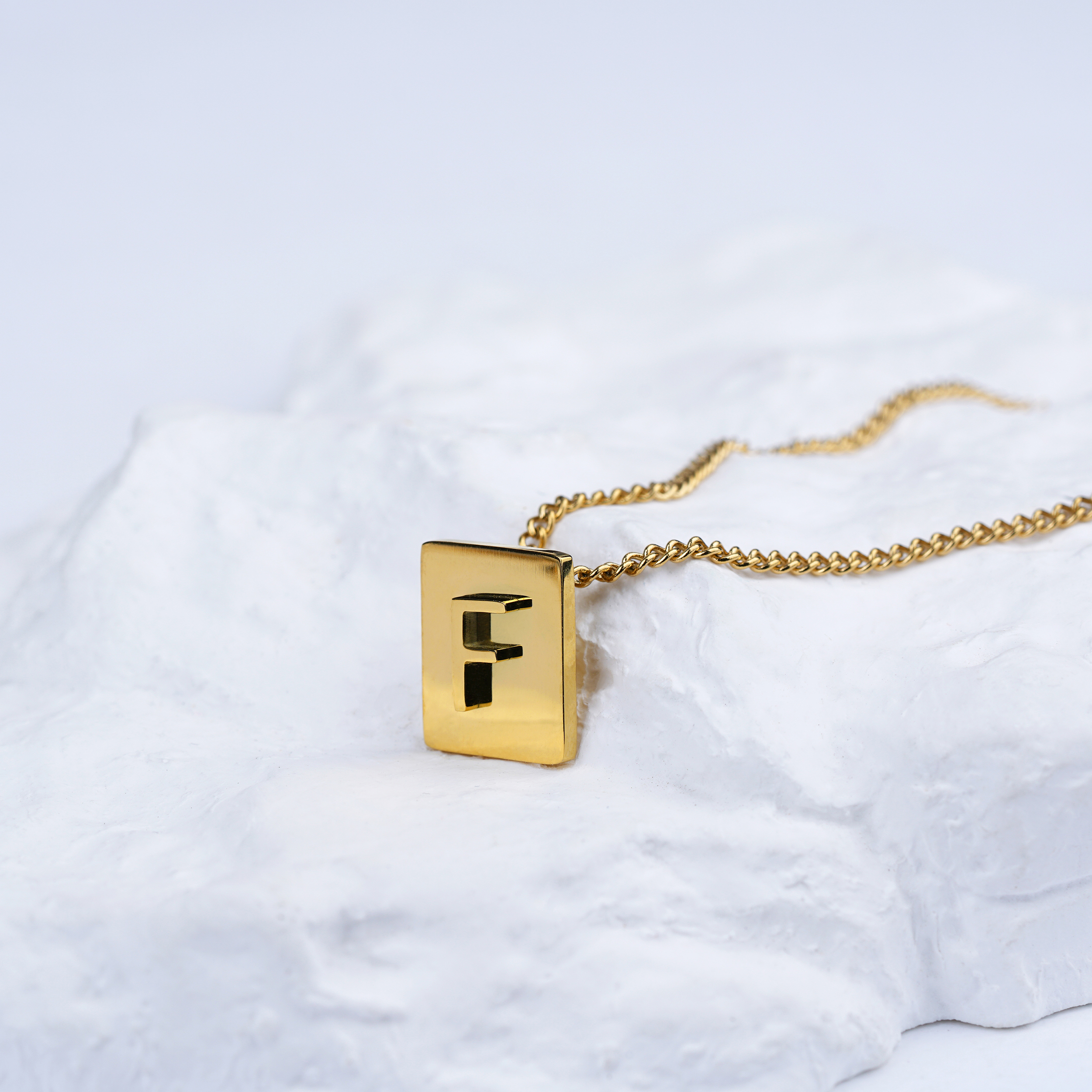 Großbuchstaben A-Z Edelstahlkette für Damen, Halskette mit quadratischem Anhänger und Anfangsbuchstaben