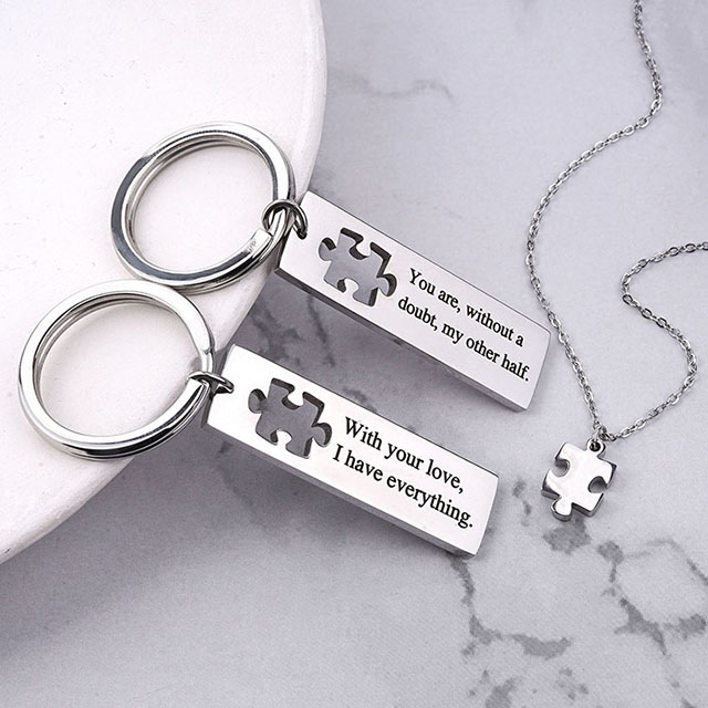 Individuell gravierter Edelstahl-Schmuck, passende Schlüsselanhänger-Halskette mit Puzzle-Karte