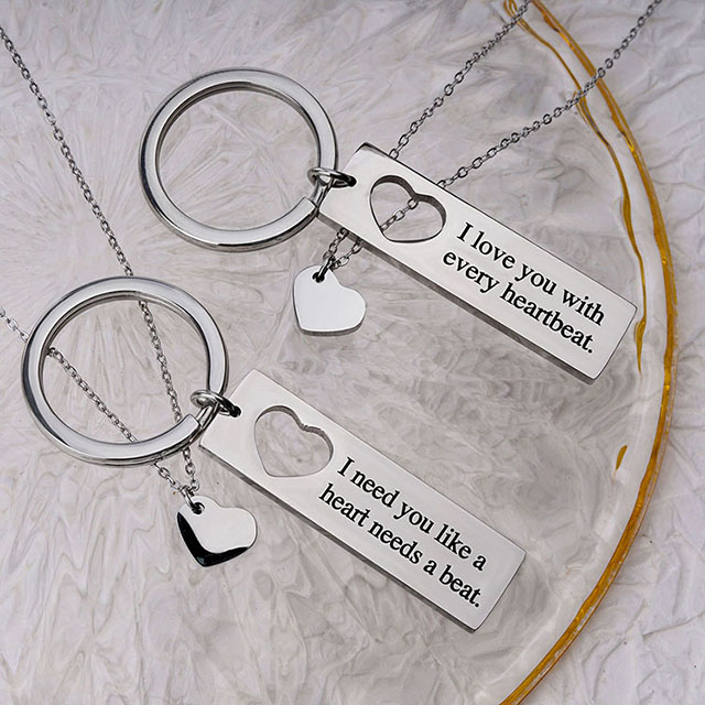 Passen Sie den gravierten Schmuck aus Edelstahl mit passendem Herz-Schlüsselanhänger und Liebes-Freundschafts-Halskette an