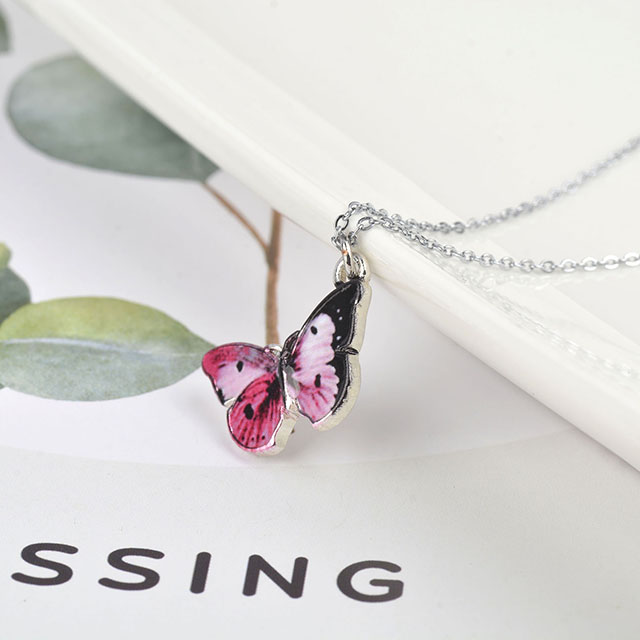 Bunte Schmetterlings-Halskette, handbemalte Schmetterlings-Halsketten für Frauen, zierliche niedliche Schmetterlings-Charm-Schmuck-Anhänger-Halskette 