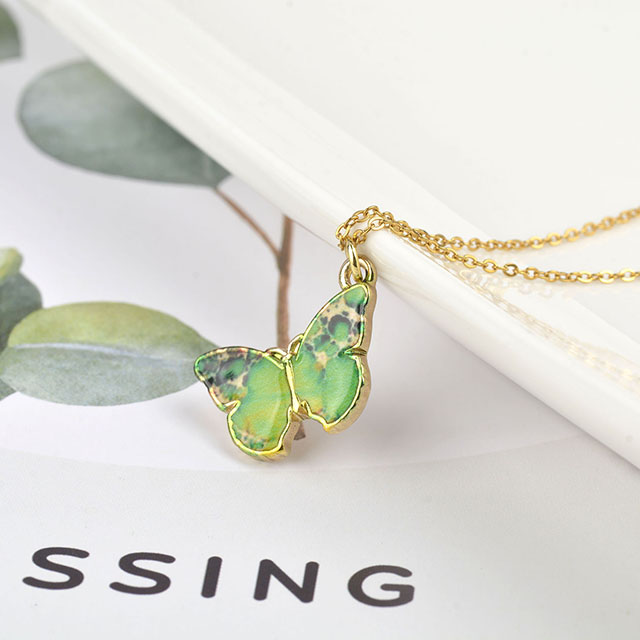 Bunte Schmetterlings-Halskette, handbemalte Schmetterlings-Halsketten für Frauen, zierliche niedliche Schmetterlings-Charm-Schmuck-Anhänger-Halskette für Frauen-Geschenke