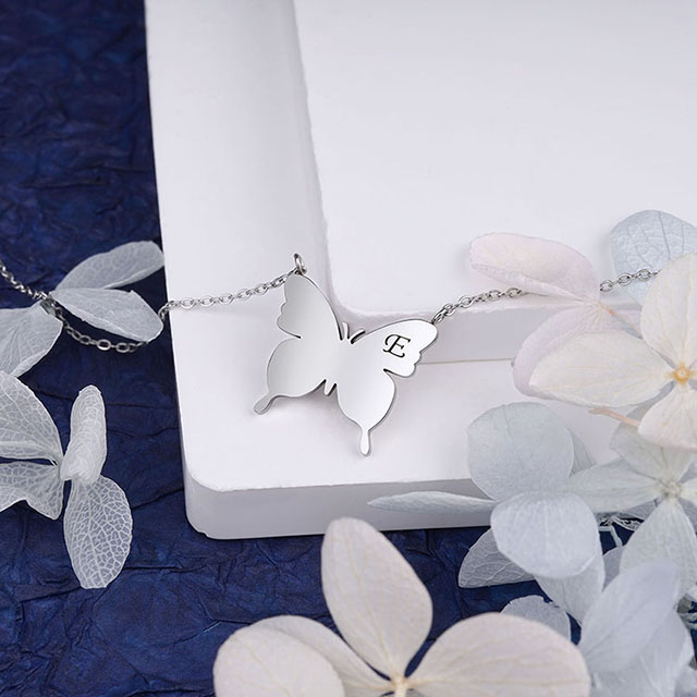 Zierliche Initialen-Schmetterlings-Halskette für Frauen, Edelstahl-Schmetterlings-Anhänger, Buchstaben-Namensketten, personalisierte Initialen-Halskette, Schmetterlingsschmuck, Geschenke 