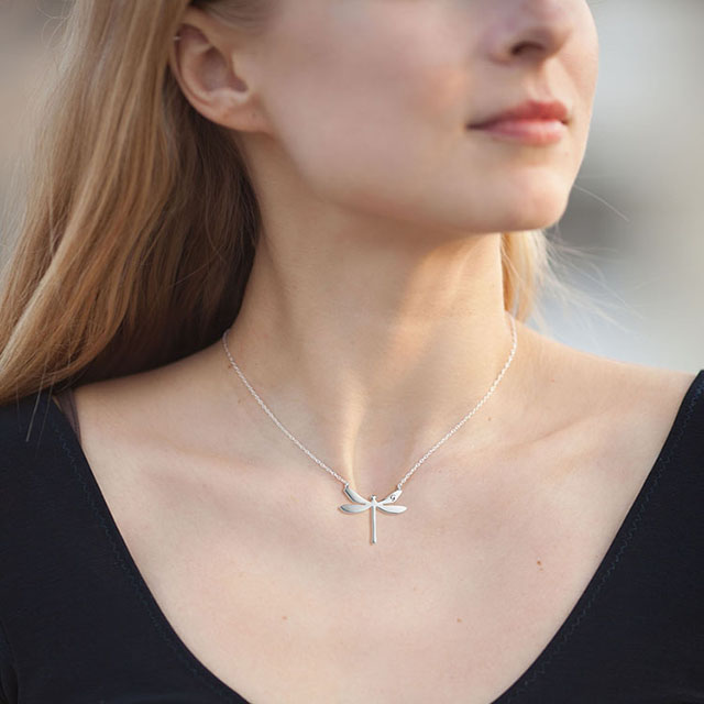 Zierliche Initialen-Libellen-Halskette für Frauen, Edelstahl-Libellen-Anhänger, Buchstaben- und Namensketten, personalisierte Initialen-Halskette, Libellen-Schmuck, Geschenke für Frauen und Mädchen