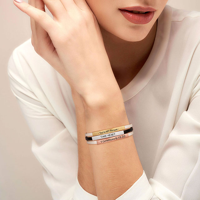 Personalisierte Lederarmbänder für Damen. Stabarmbänder mit individueller Namensgravur
