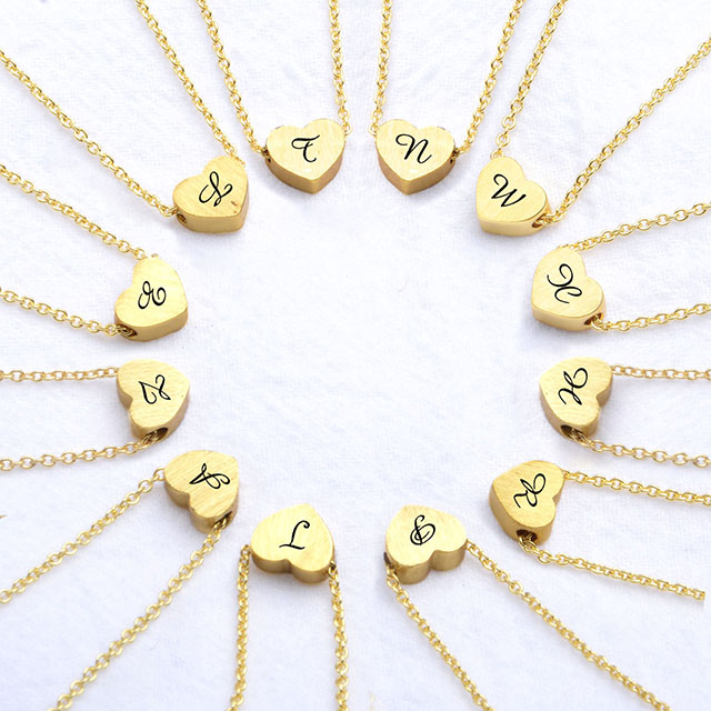 Lauren-Spencer Winzige Initial-Herz-Halskette für Damen, 18 Karat vergoldete AZ-Alphabet-Buchstaben-Halskette, zierliche Herz-Halskette mit Anhänger 