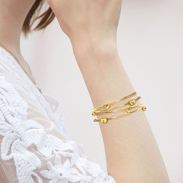  Armreifen für Damen und Mädchen, 18 Karat vergoldet, zierliche Armbänder mit 26 Buchstaben, Herz-Anfangsarmband, erweiterbare Armreifen, personalisiertes Schmuckgeschenk 