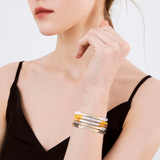 Verstellbares, stapelbares Achat-Howlith-Türkis-Rosenquarz-Perlenarmband mit Kristall-Edelsteinperlen 