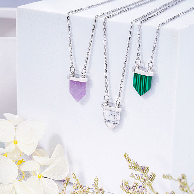 Zierliche Edelstein-Halskette für Damen, versilbert, Türkis-Amethyst-Charm, Naturstein, spitzer Chakra-Heilkristall-Anhänger, spirituelle Halskette für Damen und Mädchen, Schmuckgeschenk