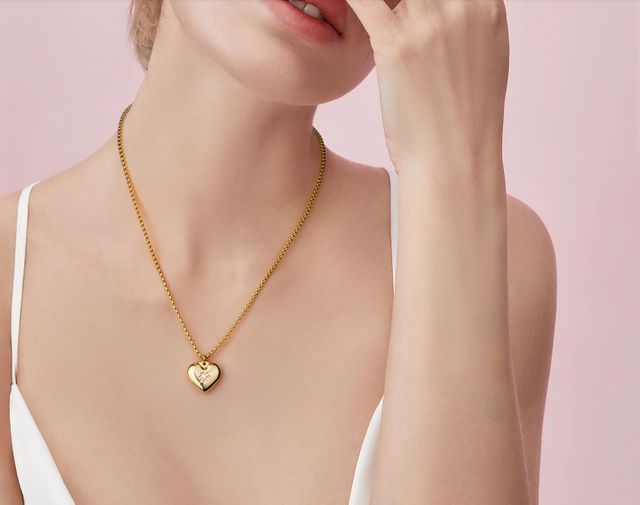 Großhandel Halskette mit klobigem Liebesherz-Anhänger aus Edelstahl und Perlmuttmuschel