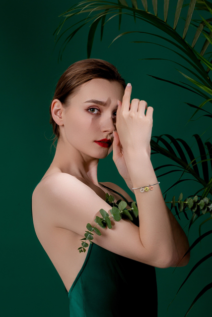 Passen Sie die Halskette mit Wildtierausschnitt und 3 Scheibenanhängern individuell an 