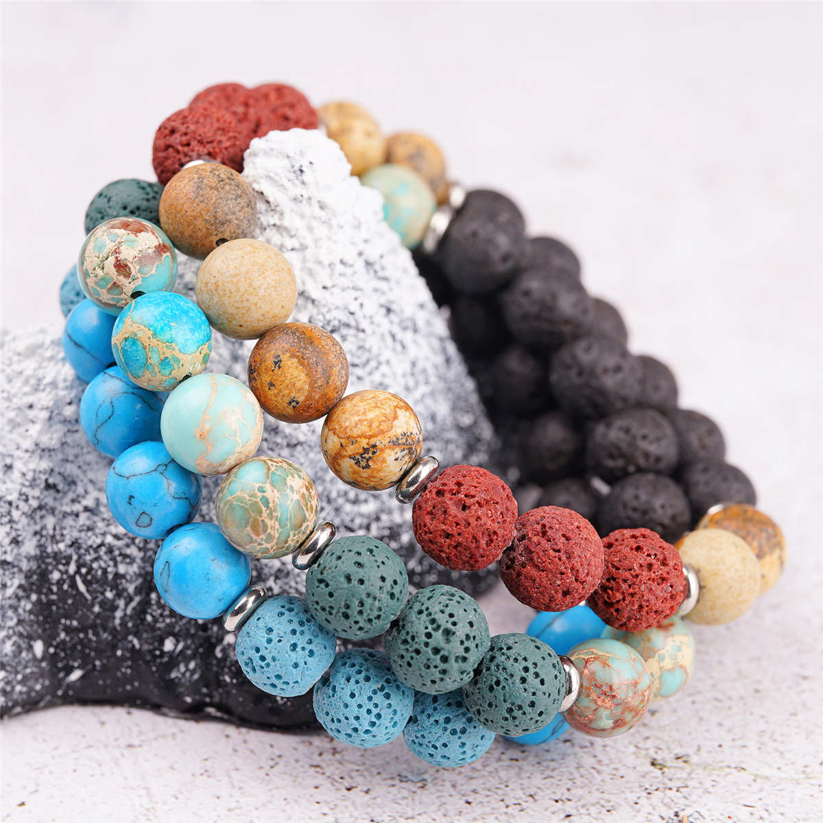 So pflegt man farbigen Schmuck