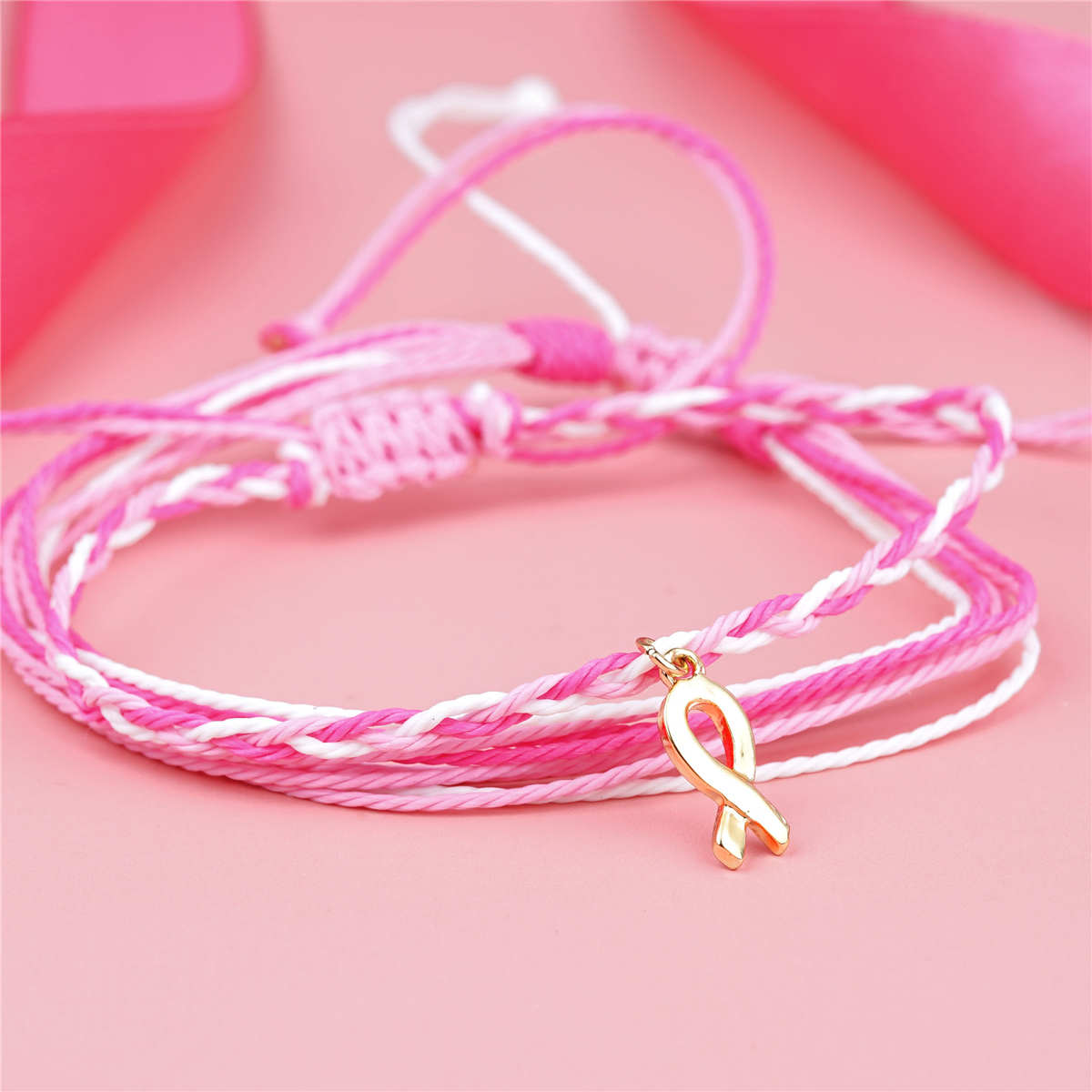 Rosafarbenes Schleifenband-Armband zur Aufklärung über Brustkrebs