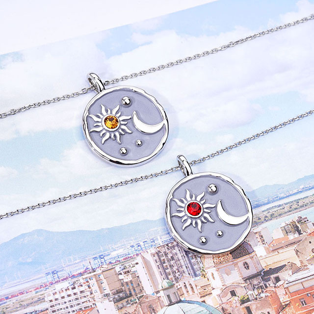 Sonne- und Mond-Halskette mit Geburtsstein für Frauen, versilbert, zierliche Münz-Halskette, strukturierter Sonnen-Halbmond-Medaillon-Anhänger, Münz-Halsketten für Frauen und Mädchen, Geburtstags-Schmuckgeschenk