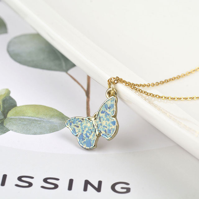 Bunte Schmetterlings-Halskette, handbemalte Schmetterlings-Halsketten für Frauen, zierliche niedliche Schmetterlings-Charm-Schmuck-Anhänger-Halskette für Frauen-Geschenke