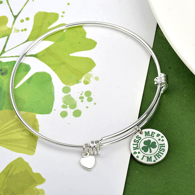 Vierblättriges Kleeblatt-Armband, erweiterbarer Glückskleeblatt-Anhänger, Charm-Armreif, Glaube, Hoffnung, Liebe, Glücksbringer, rundes Scheibenarmband für Frauen und Mädchen, personalisiertes Schmuckgeschenk