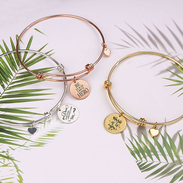 Individuell graviertes Münzarmband mit Charms, verstellbares Armband
