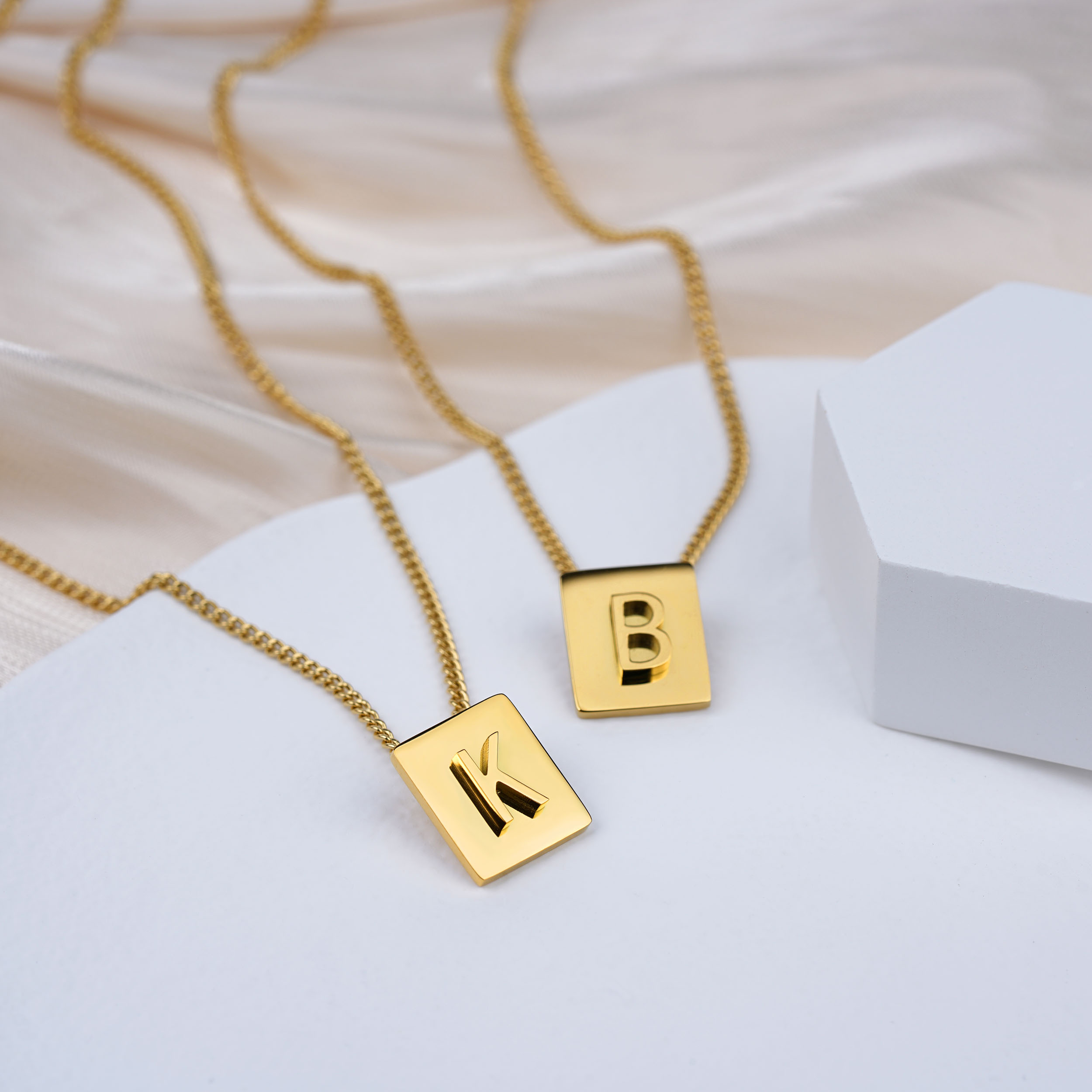 Großbuchstaben A-Z Edelstahlkette für Damen, Halskette mit quadratischem Anhänger und Anfangsbuchstaben