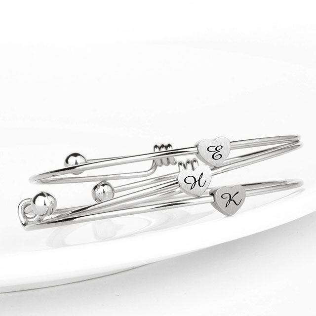 Armreif mit Initialen-Herz-Charm, versilbert, Alphabet-Buchstabe AZ, zierliche Armbänder mit 26 Buchstaben, Herz-Anfangsarmband, erweiterbare Armreifen, personalisiertes Schmuckgeschenk