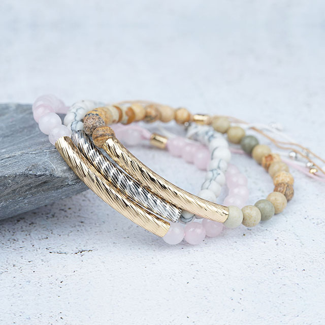Verstellbares, stapelbares Achat-Howlith-Türkis-Rosenquarz-Perlenarmband mit Kristall-Edelsteinperlen 