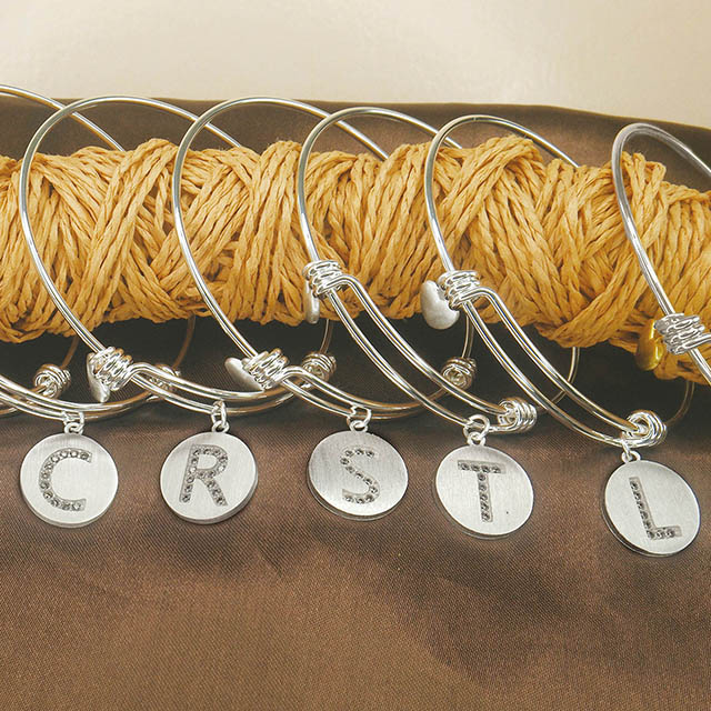 Erweiterbares Initialenarmband mit rundem Zirkonia-Stein 