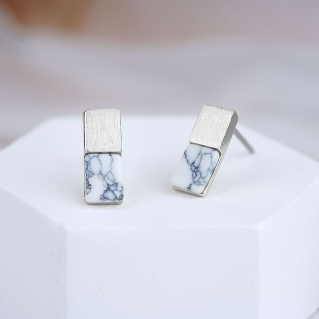 Kleine türkisfarbene Lapislazuli-Howlith-Ohrringe, einfache geometrische Ohrstecker 