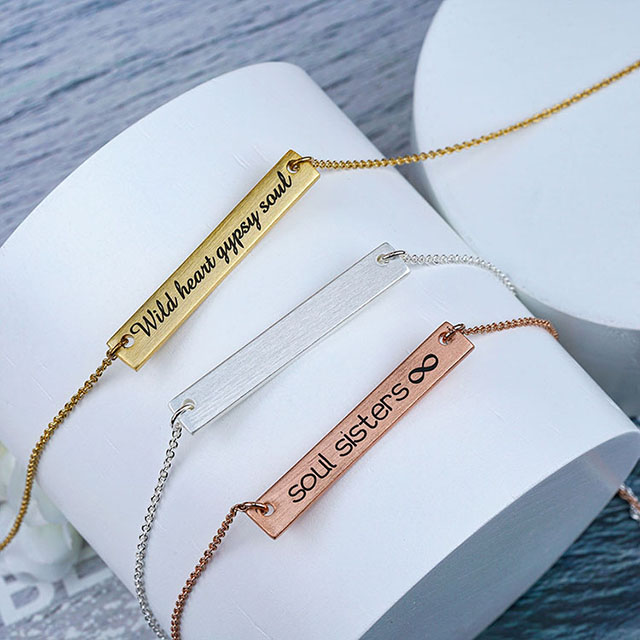 Personalisierte oder leere Messing-Namenshalskette mit Gravur von Wortbuchstaben und Schmuck
