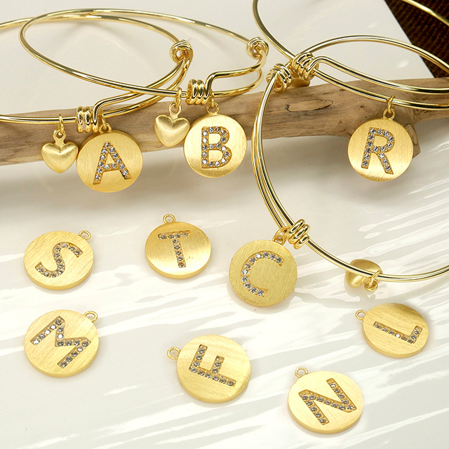 Zierliches Armband mit Initialen aus kubischem Zirkonium, runde Scheibe, Alphabet-Buchstaben-Armband „AZ“.