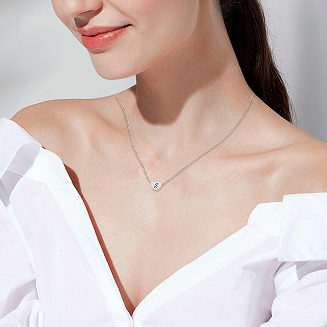 Winzige Initial-Herz-Halskette für Frauen, versilberte AZ-Alphabet-Buchstaben-Halskette, zierliche Herz-Choker-Anhänger-Halskette 