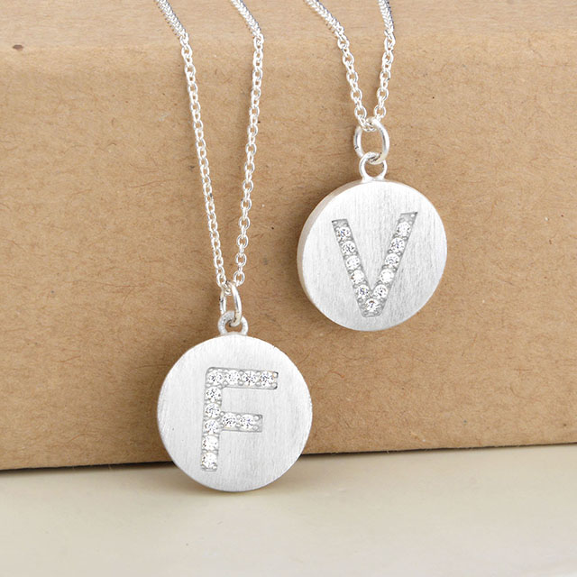 Initialen-Halskette für Frauen, versilbert, zierliche Zirkonia-Initialen-Halsketten, runde Scheibe, AZ, Alphabet-Buchstaben-Halsketten-Anhänger für Frauen und Mädchen, Schmuck, Geburtstagsgeschenk