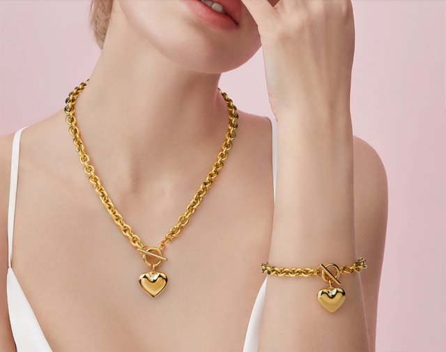 18 Karat vergoldete Edelstahl-Halskette mit klobigem Liebesherz-Anhänger 