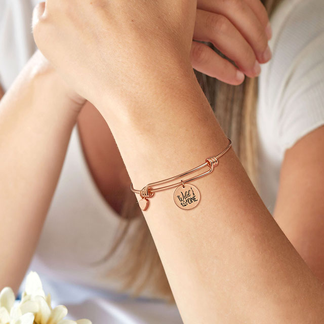Individuell graviertes Münzarmband mit Charms, verstellbares Armband