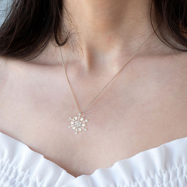 Luxuriöse elegante Damen-Halskette mit Zirkon-Weihnachtsschneeflocken-Anhänger 