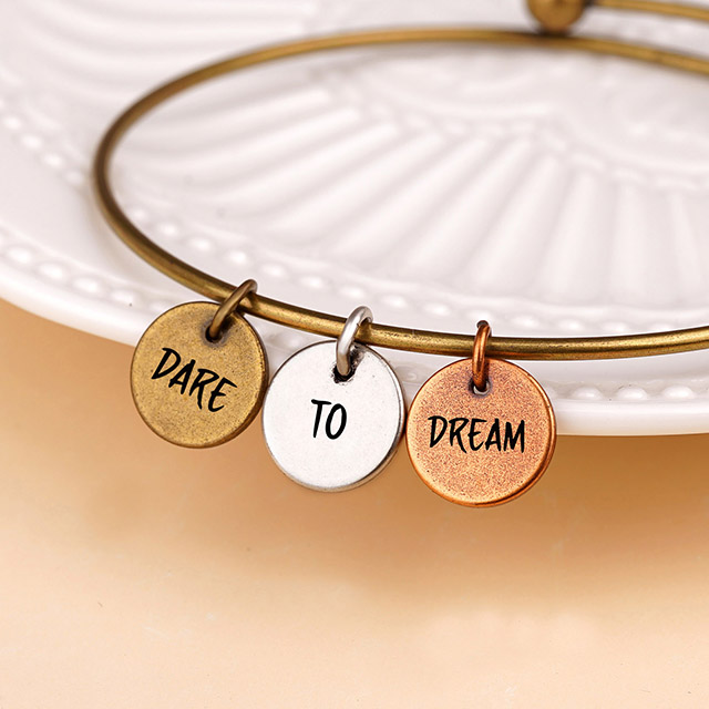 Inspirierendes, individuelles Charm-Armband für Frauen, gravierter, erweiterbarer Draht-Armreif, Scheiben-Charm-Armbänder, motivierende, personalisierte Geschenke für Sie