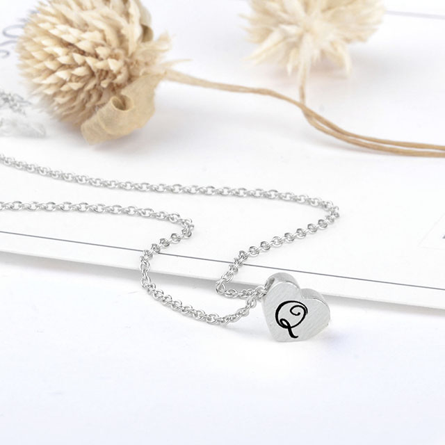 Winzige Initial-Herz-Halskette für Frauen, versilberte AZ-Alphabet-Buchstaben-Halskette, zierliche Herz-Choker-Anhänger-Halskette 