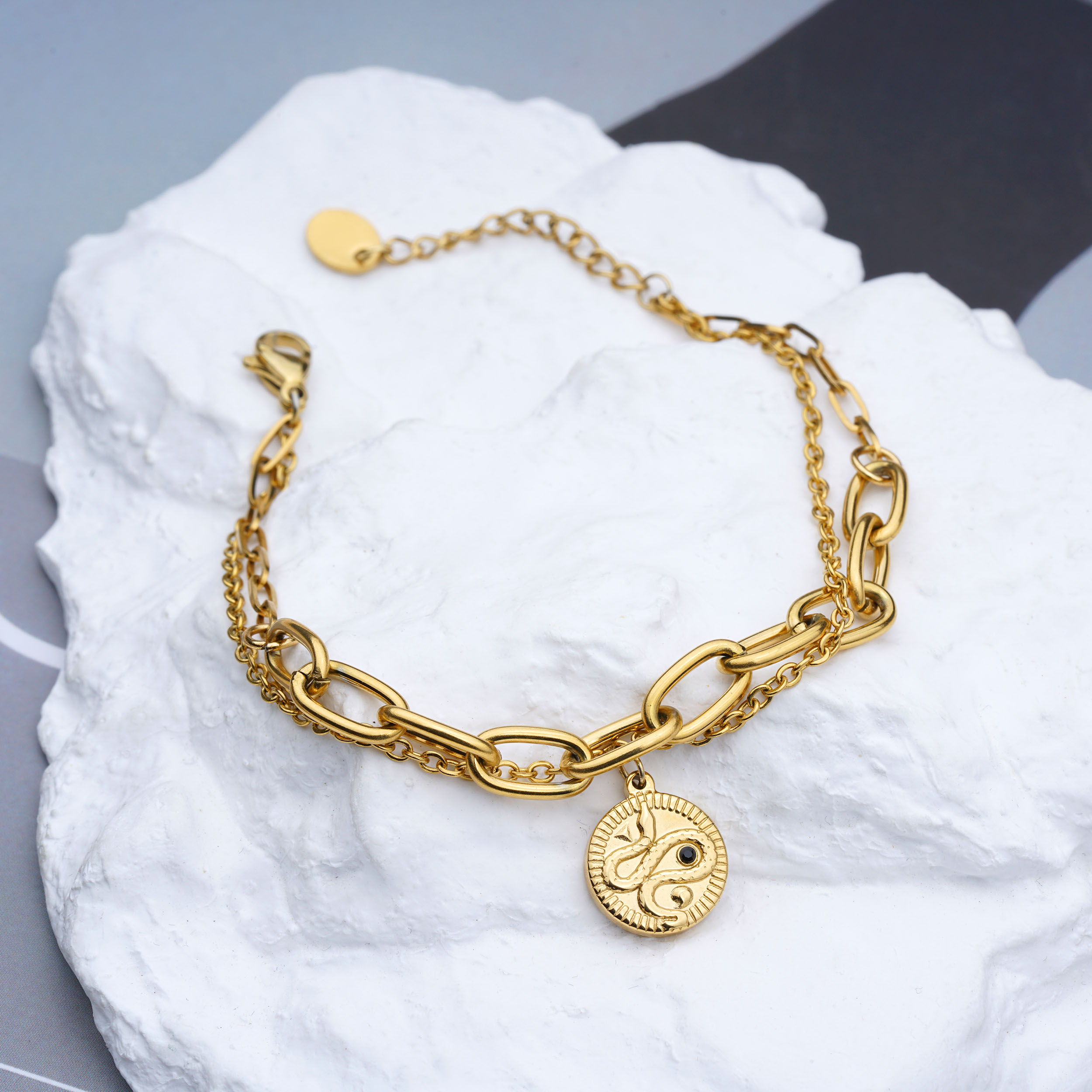 Armband mit Doppelgliederkette und rundem Scheiben-Anhänger mit Schlangen-Reliefdruck 