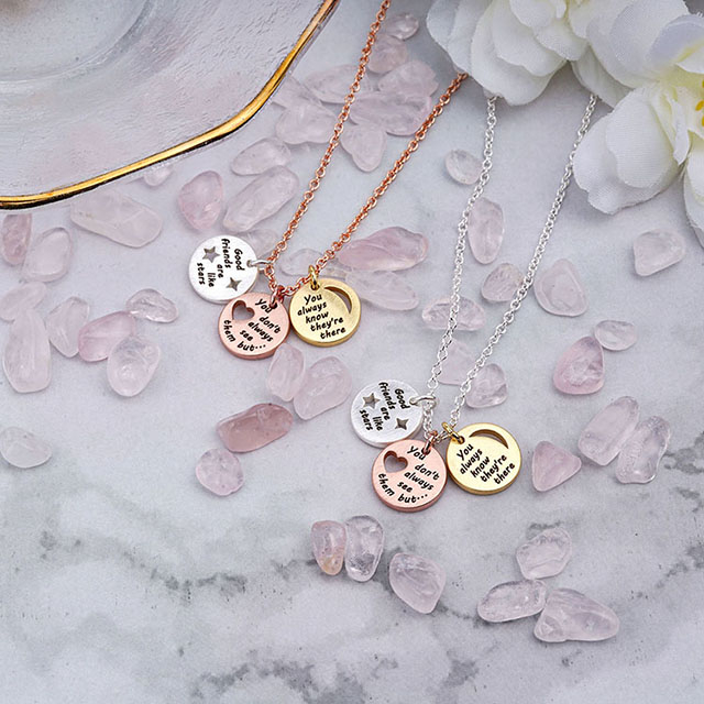 Halskette mit Münzanhänger „Good Friends Are Like Stars“ mit Gravur