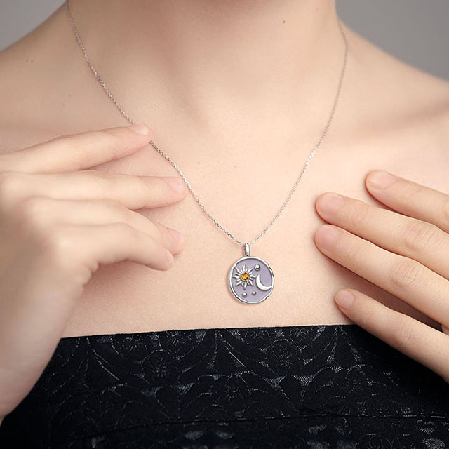 Sonne- und Mond-Halskette mit Geburtsstein für Frauen, versilbert, zierliche Münz-Halskette, strukturierter Sonnen-Halbmond-Medaillon-Anhänger, Münz-Halsketten für Frauen und Mädchen, Geburtstags-Schmuckgeschenk