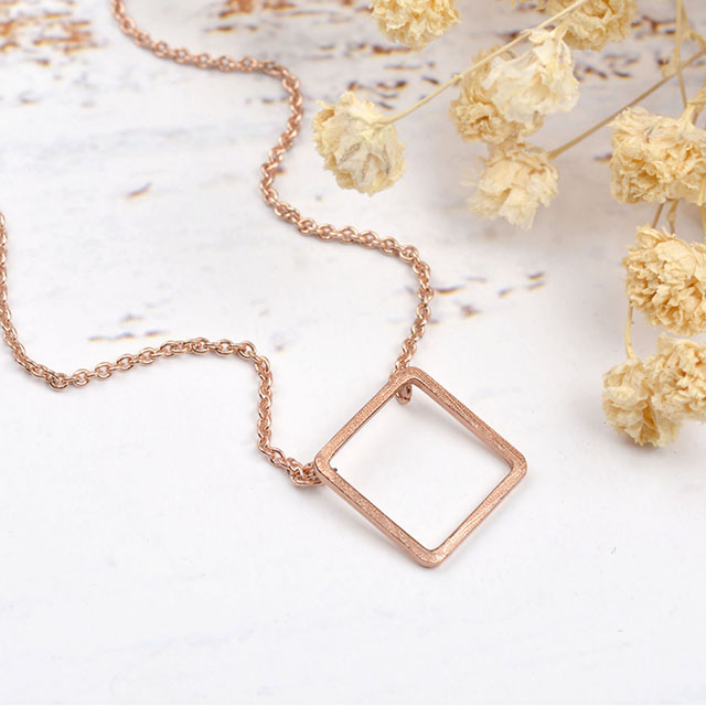 Geometrische Halskette aus Gold, Silber und Roségold.Modisches Schmuckgeschenk für Damen.