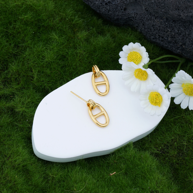 Großhandel mit goldgefüllten Creolen für Frauen