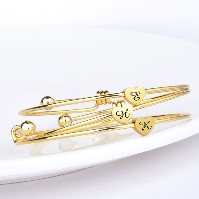  Armreifen für Damen und Mädchen, 18 Karat vergoldet, zierliche Armbänder mit 26 Buchstaben, Herz-Anfangsarmband, erweiterbare Armreifen, personalisiertes Schmuckgeschenk 