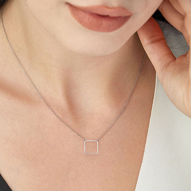 Geometrische Halskette aus Gold, Silber und Roségold.Modisches Schmuckgeschenk für Damen.