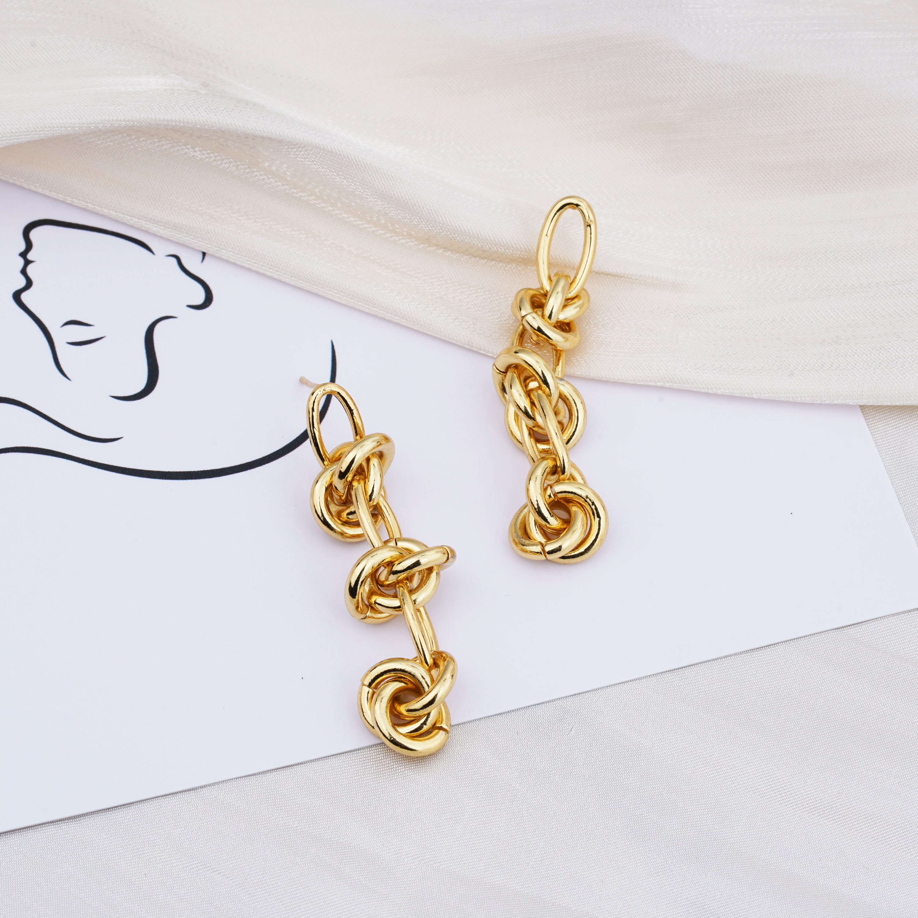 Benutzerdefinierte lange Quastenohrringe mit Knoten für Frauen