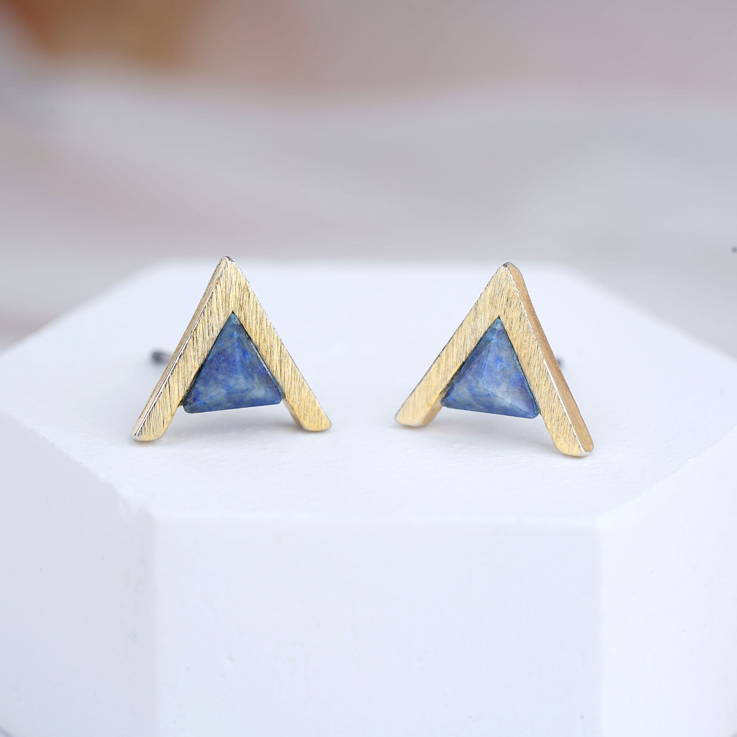 Kleine türkisfarbene Lapislazuli-Howlith-Ohrringe, einfache geometrische Ohrstecker 