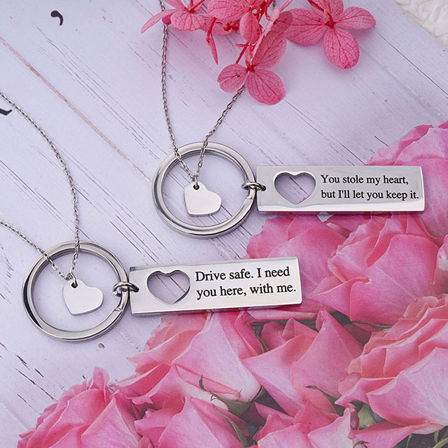Passen Sie den gravierten Schmuck aus Edelstahl mit passendem Herz-Schlüsselanhänger und Liebes-Freundschafts-Halskette an